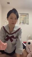 でべその制服コスプレの子がオナニー
