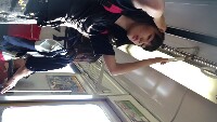 電車で若い花柄スカートの子逆さパンチラ覗き