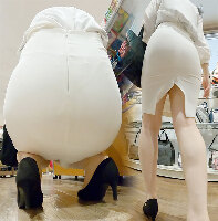 【超高画質】パンパン張り裂けそうなタイトスカートをローアングル撮影…ホントに履いてる？ｗ