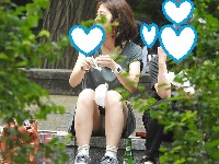 大変です２１９！！何かに夢中になり、パンツが見えてますよ