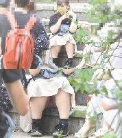 大変です２１３！！食事に夢中になり、パンツが見えてますよ