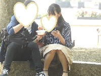 大変です２１７！！何かに夢中になり、パンツが見えてますよ